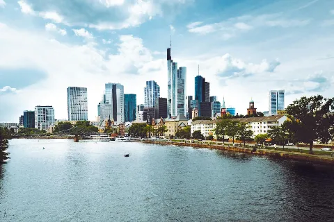 https://www.pexels.com/de-de/foto/gewasser-in-der-nahe-von-baumen-1124460/
