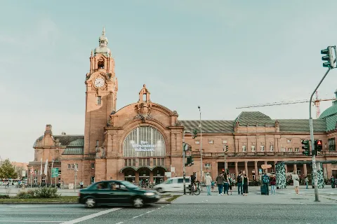 https://www.pexels.com/de-de/foto/stadt-strasse-deutschland-transport-19248672/